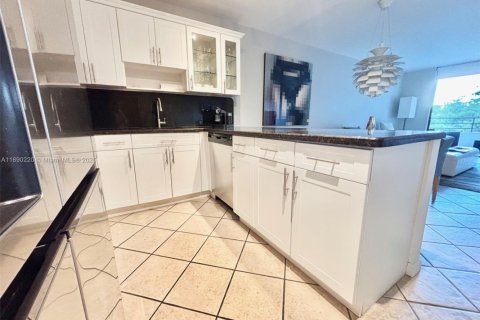 Condominio en venta en Hallandale Beach, Florida, 1 dormitorio, 76.92 m2 № 1943297 - foto 2