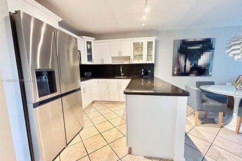 Condominio en venta en Hallandale Beach, Florida, 1 dormitorio, 76.92 m2 № 1943297 - foto 3