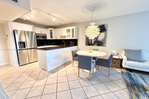 Condominio en venta en Hallandale Beach, Florida, 1 dormitorio, 76.92 m2 № 1943297 - foto 1