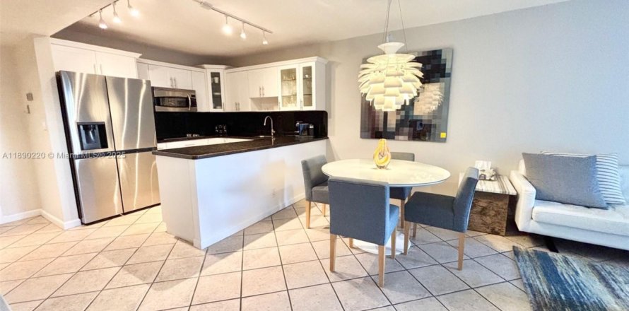 Condominio en Hallandale Beach, Florida, 1 dormitorio  № 1943297