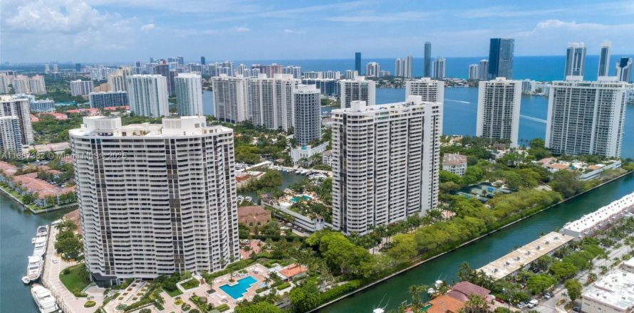 Condo in Aventura, Florida, 2 bedrooms № 1933020