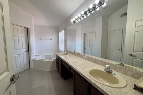 House in Orlando, Florida 4 bedrooms, 198.63 sq.m. № 1832693 - photo 16