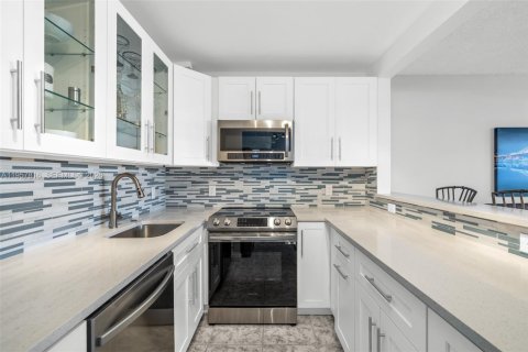 Купить кондоминиум в Дирфилд-Бич, Флорида 1 спальня, 65.03м2, № 2020184 - фото 2