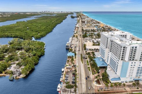 Immobilier commercial à vendre à Hollywood, Floride № 2001364 - photo 2