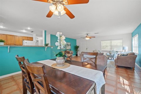 House in New Port Richey, Florida 2 bedrooms, 110 sq.m. № 1916345 - photo 11