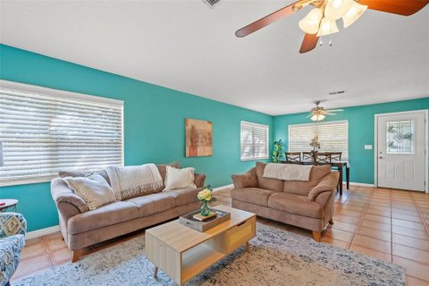 House in New Port Richey, Florida 2 bedrooms, 110 sq.m. № 1916345 - photo 6