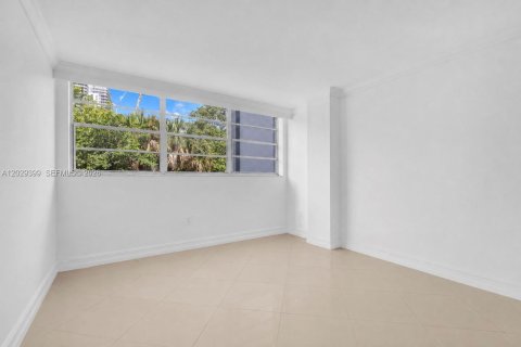 Condo in North Miami Beach, Florida, 2 bedrooms  № 2176326 - photo 19