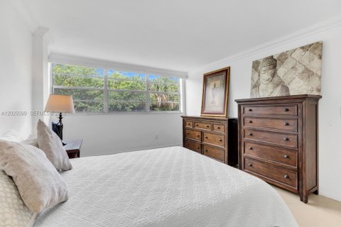 Condo in North Miami Beach, Florida, 2 bedrooms  № 2176326 - photo 15