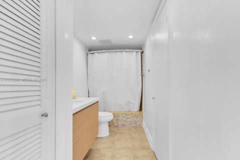 Condo in North Miami Beach, Florida, 2 bedrooms  № 2176326 - photo 16
