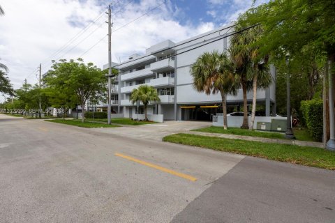Condo in North Miami Beach, Florida, 2 bedrooms  № 2176326 - photo 26