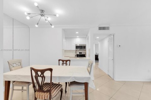 Condo in North Miami Beach, Florida, 2 bedrooms  № 2176326 - photo 2