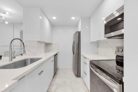 Condo in North Miami Beach, Florida, 2 bedrooms  № 2176326 - photo 5