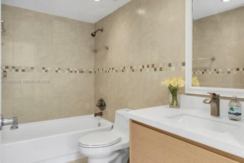 Condo in North Miami Beach, Florida, 2 bedrooms  № 2176326 - photo 13