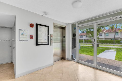 Condo in North Miami Beach, Florida, 2 bedrooms  № 2176326 - photo 10