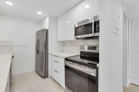 Condo in North Miami Beach, Florida, 2 bedrooms  № 2176326 - photo 6