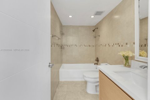 Condo in North Miami Beach, Florida, 2 bedrooms  № 2176326 - photo 12