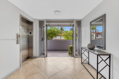Condo in North Miami Beach, Florida, 2 bedrooms  № 2176326 - photo 9