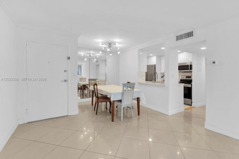 Condo in North Miami Beach, Florida, 2 bedrooms  № 2176326 - photo 4