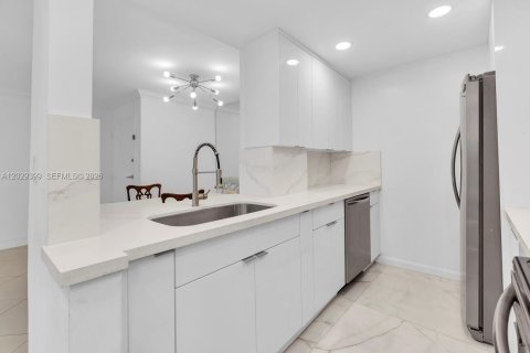 Condo in North Miami Beach, Florida, 2 bedrooms  № 2176326 - photo 11