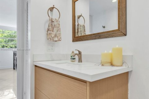 Condo in North Miami Beach, Florida, 2 bedrooms  № 2176326 - photo 17