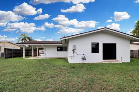 House in Miami, Florida 2 bedrooms, 121.7 sq.m. № 1890362 - photo 21