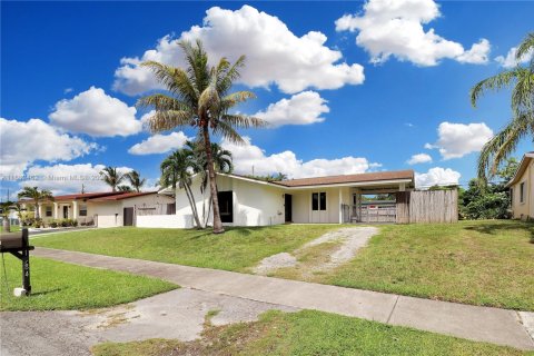 House in Miami, Florida 2 bedrooms, 121.7 sq.m. № 1890362 - photo 24