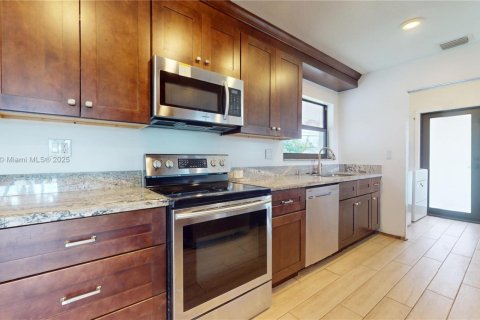 House in Miami, Florida 2 bedrooms, 121.7 sq.m. № 1890362 - photo 7