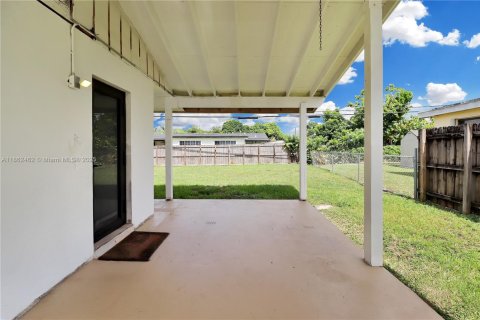 House in Miami, Florida 2 bedrooms, 121.7 sq.m. № 1890362 - photo 18