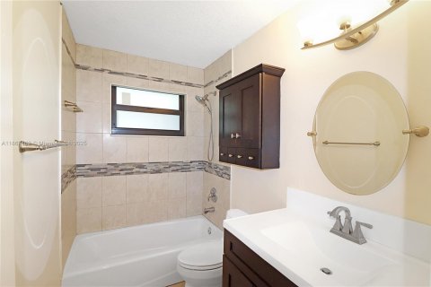 House in Miami, Florida 2 bedrooms, 121.7 sq.m. № 1890362 - photo 15