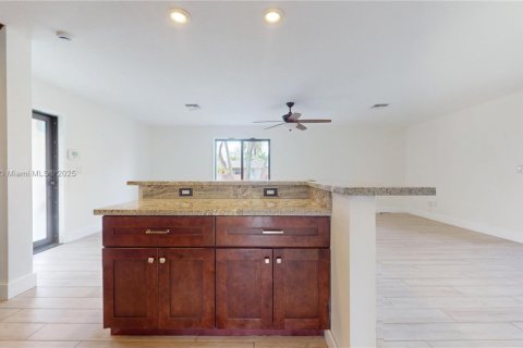 House in Miami, Florida 2 bedrooms, 121.7 sq.m. № 1890362 - photo 10