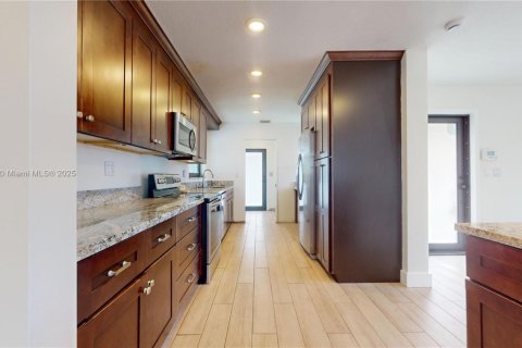 House in Miami, Florida 2 bedrooms, 121.7 sq.m. № 1890362 - photo 6