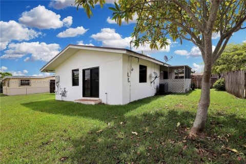 House in Miami, Florida 2 bedrooms, 121.7 sq.m. № 1890362 - photo 2