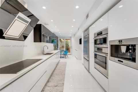 Townhouse in Miami, Florida 3 bedrooms, 325.53 sq.m. № 2055667 - photo 1