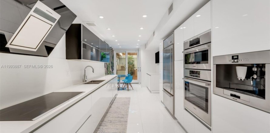 Townhouse in Miami, Florida 3 bedrooms, 325.53 sq.m. № 2055667