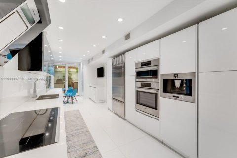 Townhouse in Miami, Florida 3 bedrooms, 325.53 sq.m. № 2055667 - photo 2