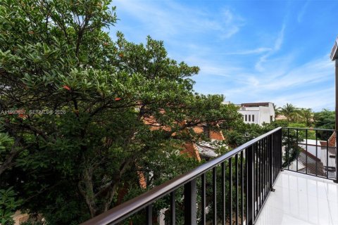 Townhouse in Miami, Florida 3 bedrooms, 325.53 sq.m. № 2055667 - photo 30