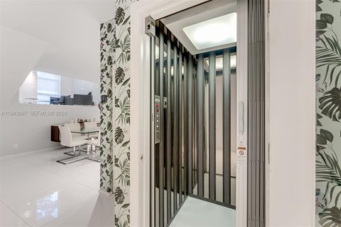 Townhouse in Miami, Florida 3 bedrooms, 325.53 sq.m. № 2055667 - photo 5