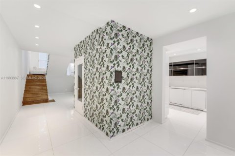 Townhouse in Miami, Florida 3 bedrooms, 325.53 sq.m. № 2055667 - photo 4