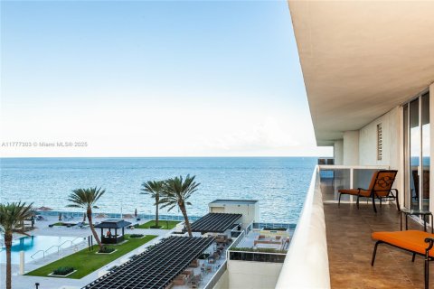 Copropriété à louer à Hallandale Beach, Floride: 2 chambres, 135.45 m2 № 1616951 - photo 2