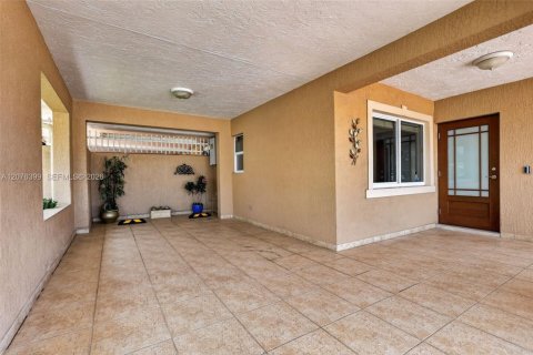 House in Miami, Florida 4 bedrooms, 228.35 sq.m. № 2320340 - photo 26