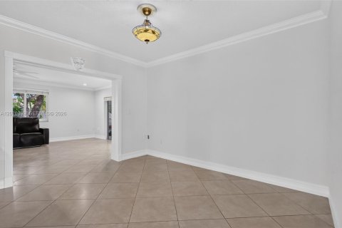 House in Miami, Florida 4 bedrooms, 228.35 sq.m. № 2320340 - photo 19