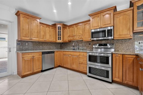House in Miami, Florida 4 bedrooms, 228.35 sq.m. № 2320340 - photo 16