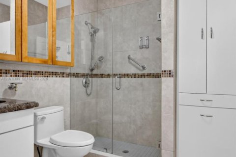 House in Miami, Florida 4 bedrooms, 228.35 sq.m. № 2320340 - photo 14
