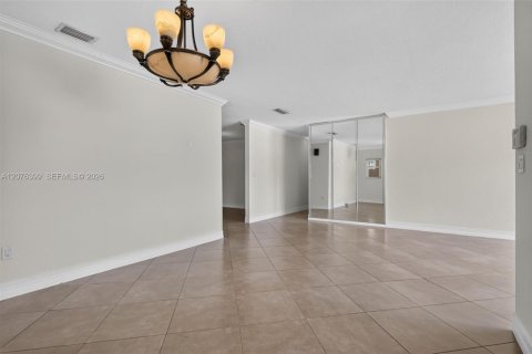 House in Miami, Florida 4 bedrooms, 228.35 sq.m. № 2320340 - photo 2