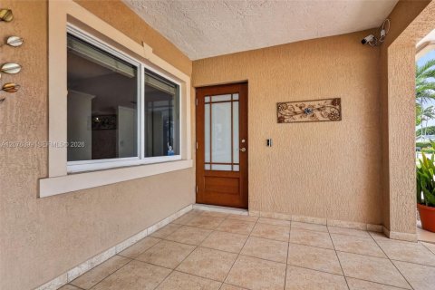 House in Miami, Florida 4 bedrooms, 228.35 sq.m. № 2320340 - photo 25