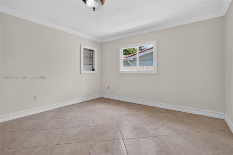 House in Miami, Florida 4 bedrooms, 228.35 sq.m. № 2320340 - photo 10
