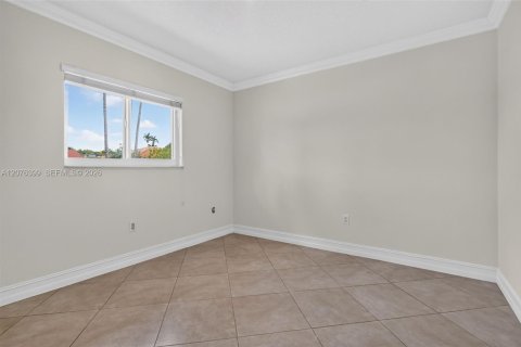 House in Miami, Florida 4 bedrooms, 228.35 sq.m. № 2320340 - photo 4