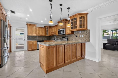 House in Miami, Florida 4 bedrooms, 228.35 sq.m. № 2320340 - photo 15