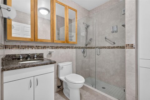 House in Miami, Florida 4 bedrooms, 228.35 sq.m. № 2320340 - photo 13
