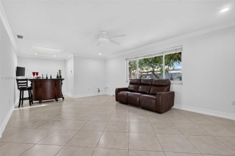 House in Miami, Florida 4 bedrooms, 228.35 sq.m. № 2320340 - photo 21